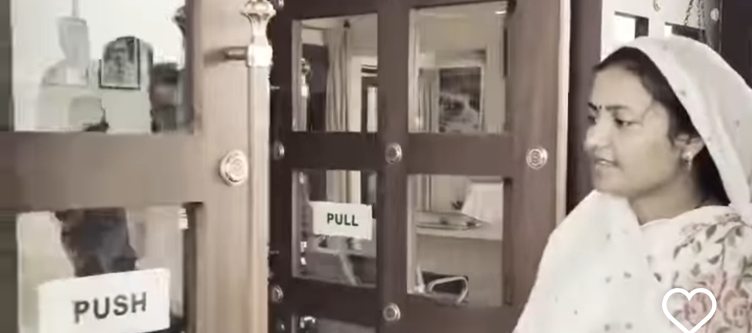 छत्तीसगढ़ महिला एवं बाल विकास मंत्री लक्ष्मी राजवाड़े ने अंग्रेजी साइन हटाने का दिया आदेश, बोलीं – “ये इंग्लैंड का दफ्तर है क्या?”