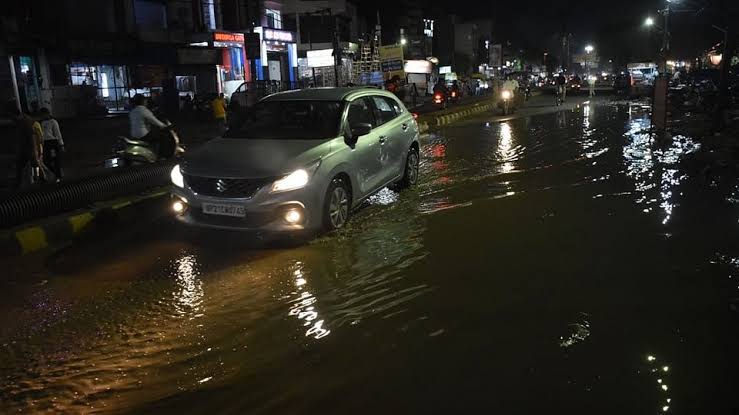 सरगुजा में जलभराव से जनजीवन अस्त-व्यस्त, आम जनता परेशान – जिम्मेदार कौन?