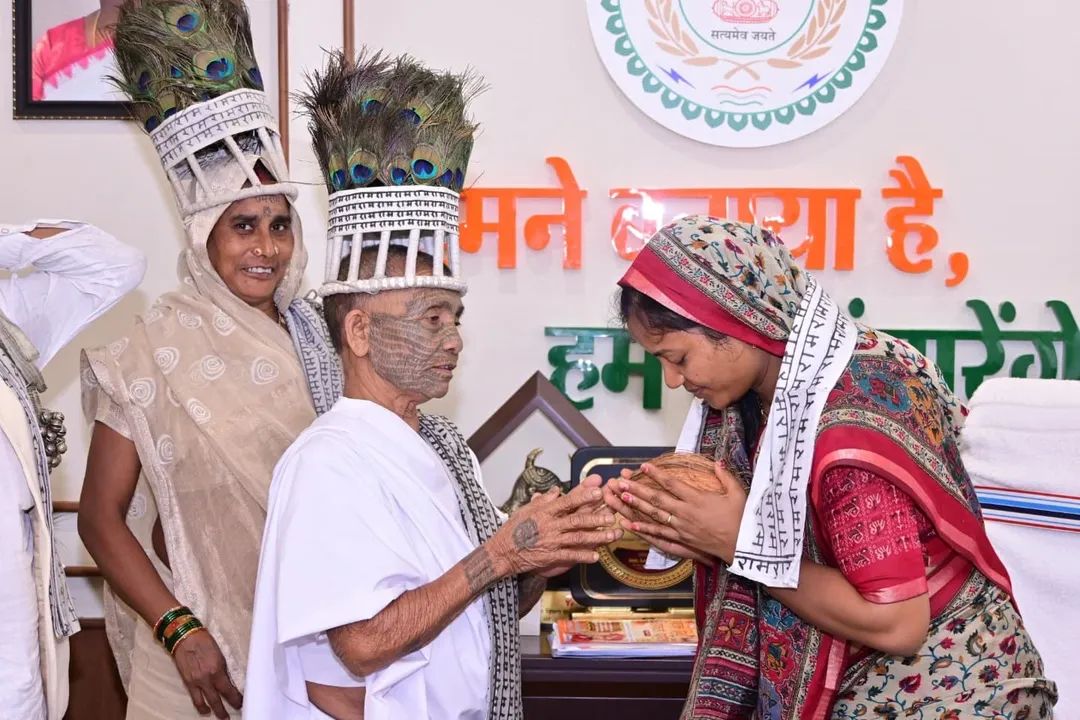 श्रीकृष्ण जन्माष्टमी पर रामनामी समाज ने भेंट किया पवित्र मुकुट