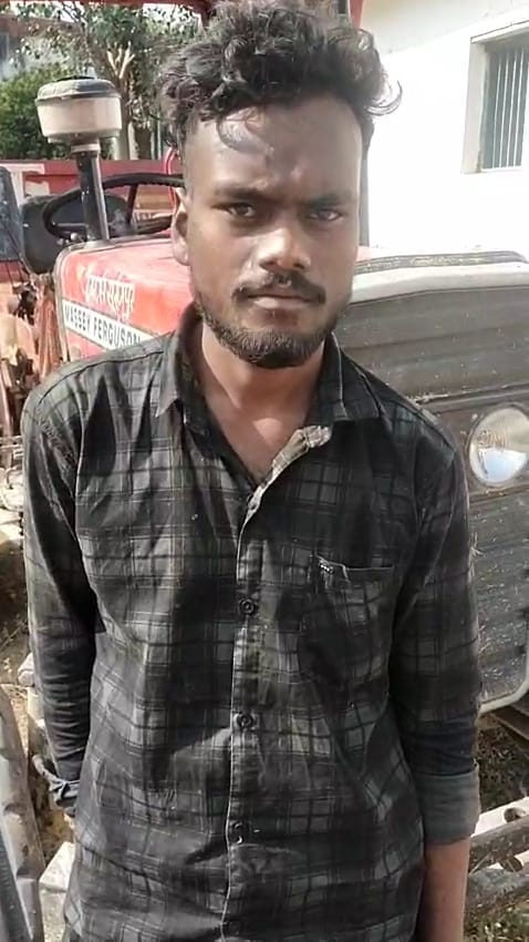 सड़क पर लहराकर, बिना नंबर व बिना ड्राईविंग लायसेंस के ट्रेक्टर चलाने वाले चालक के विरूद्ध सूरजपुर पुलिस ने की एमव्ही एक्ट की कार्यवाही, 8 हजार रूपये लगा समन शुल्क।