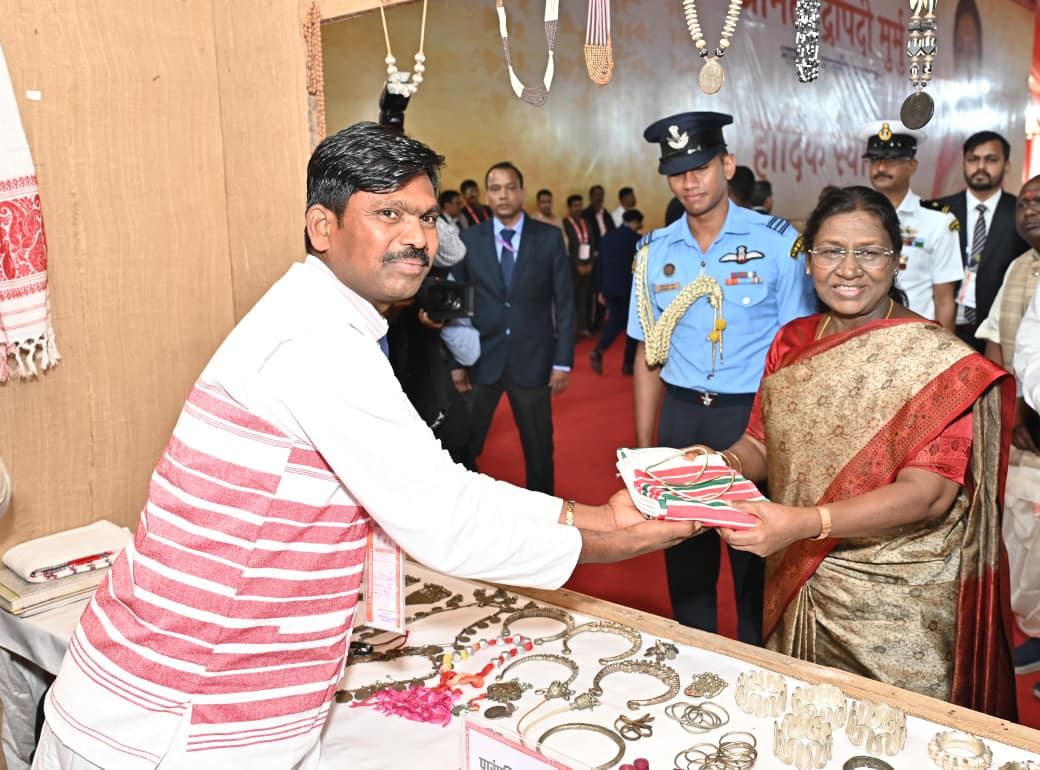 जनजातीय गौरव दिवस समारोह वर्ष 2025 सरगुजा जिले में आयोजित कार्यक्रम में राष्ट्रपति श्रीमती द्रौपदी मुर्मु मुख्य अतिथि के रूप में हुईं शामिल राष्ट्रपति ने जनजातीय संस्कृति व शिल्प को दर्शाते स्टॉलों का अवलोकन किया